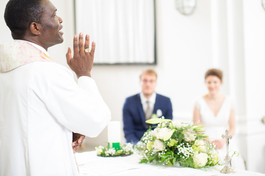 Pfarrer und Hochzeitspaar während kirchlicher Trauung in Kapelle in Zug, Hochzeitsfotograf