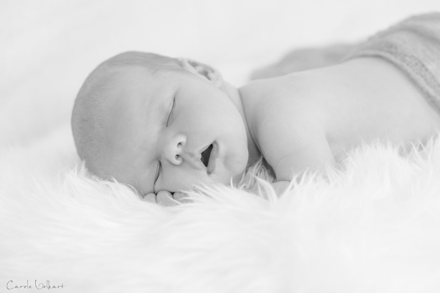 schlafendes baby beim babyshooting, neugeborenen fotoshooting, newbornshooting