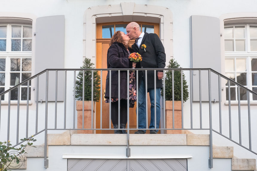 Hochzeitspaar küssend, Hochzeitsfotografie, Hochzeitsfotograf, Arlesheim Standesamt