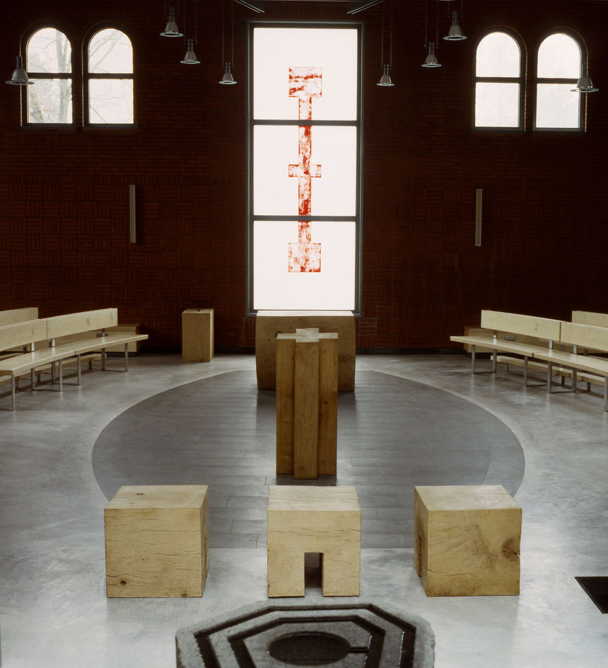 Die neue liturgische Achse: Taufe - Priestersitz - Ambo - Mitte - Altar - Kreuz