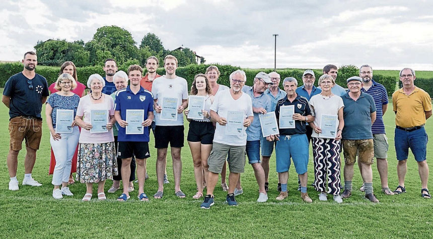  Die geehrten Mitglieder des FC Eberspoint zusammen mit den beiden Vorsitzenden.