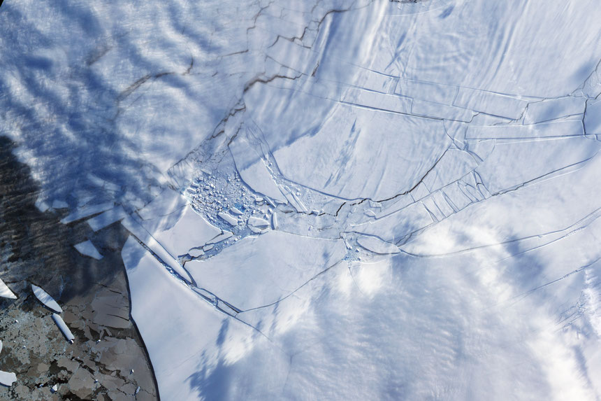 Fractures dans la barrière de glace de Wilkins en Antarctique. Avril 2009. Crédit image : NASA Earth Observatory.