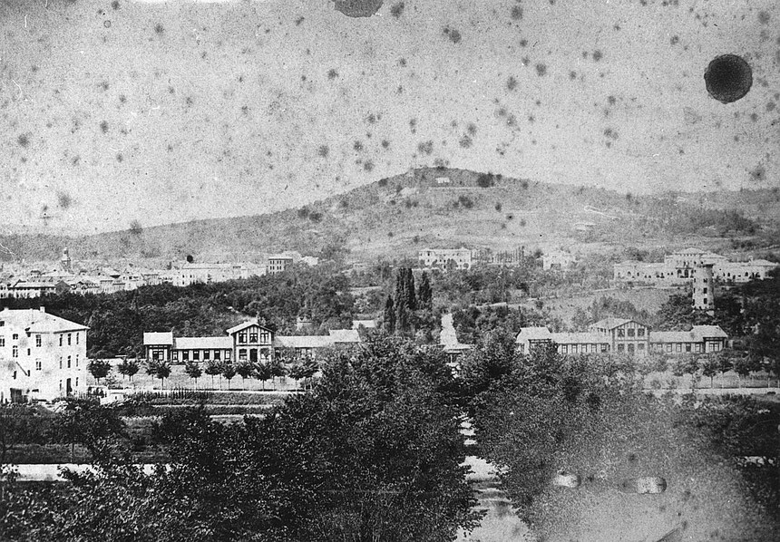 Bahnhofsallee - vor dem Sprudel zwischen den alten spiegelsymmetrischen Badehäusern die Ludwigstrasse - hinter dem Sprudel der Johannisberg - Foto: Online-Museum von Familie Werle