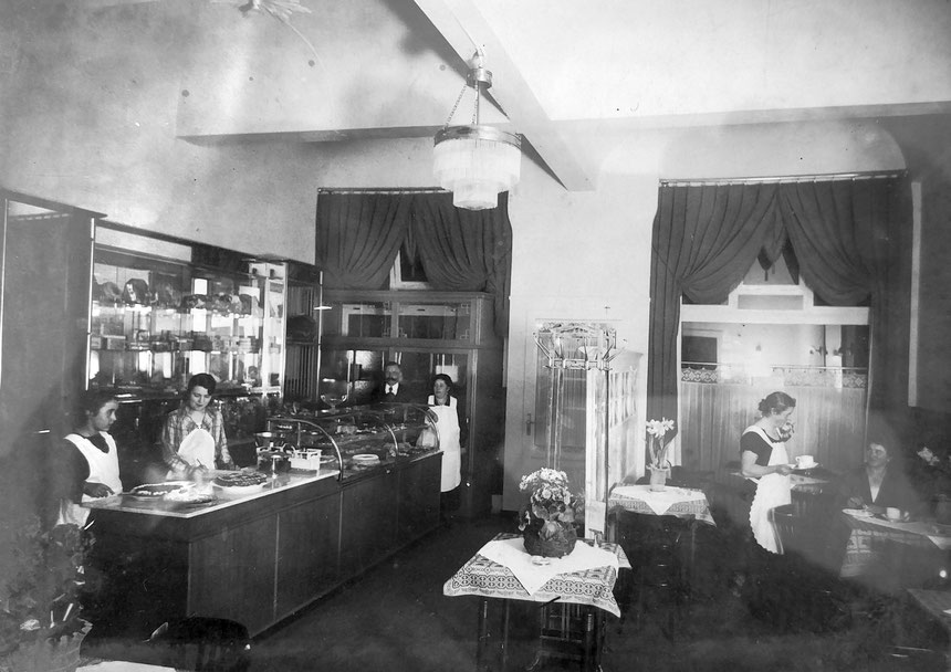 Café Stresemannstraße 19 etwa 1927 von links: Trude, etwa 12-jährig, ihre Schwester Paula, ihre Eltern Gertrude und Matthäus und eine Mitarbeiterin mit einem Gast