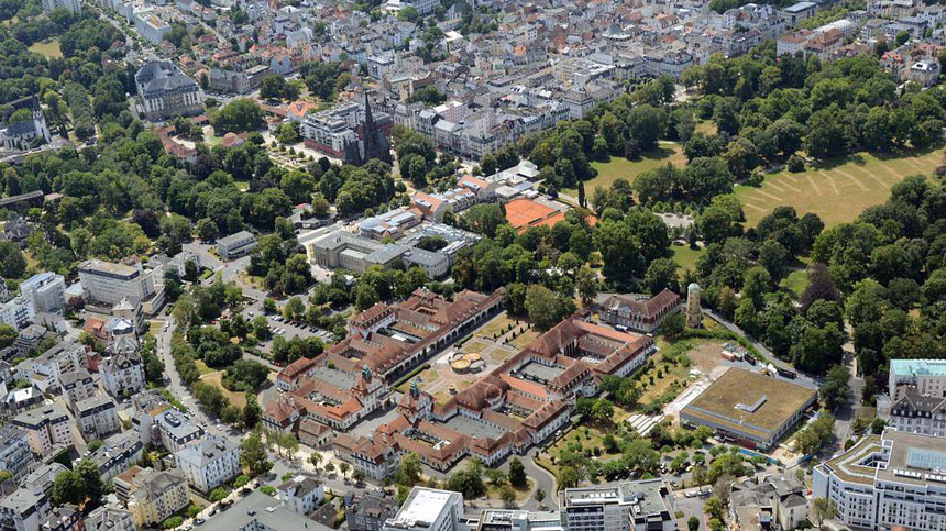 Bad Nauheims Herzstück, der Sprudelhof, mit dem einfließenden Grün des Kurparkes und der Umrundung durch die Ludwigstrasse, Foto: Ernst Stadler