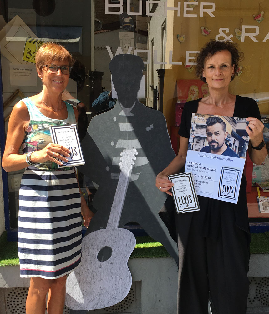 Tobias Geigenmüller aus Berlin präsentiert sein Buch ELVIS in der Buchhandlung Rühs, Karlstraße 17a - Kirsten Rühs (links) und Beatrix van Ooyen als Teamplayer - Foto: Initiative Elvis in Bad Nauheim, 05.07.2017