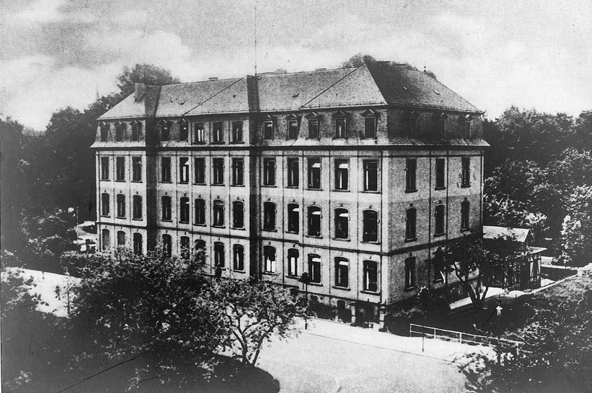 Die kurvige Ludwigstrasse beginnt/endet an der Brücke zum Kurpark, an dem sich das Konitzky-Stift befand. Das Gebäude wurde später umgenutzt und umgebaut Foto: Online-Museum von Familie Werle