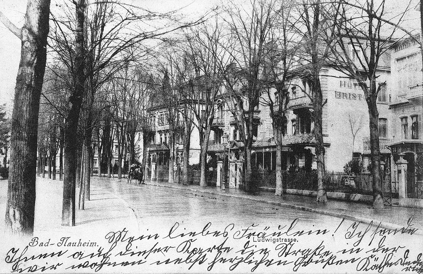 Ludwigstrasse Richtung Kurpark von rechts: Café-Conditorei König (Hausnr. 17), Hotel Bristol (Hausnr. 19), Villa Langsdorf (Ecke Bahnhofsalle/Ludwigstrasse - heute Bahnhofsallee 1), Villa Kaiserhof (Ecke Bahnhofsallee/Ludwigstrasse - heute Bahnhofsallee)