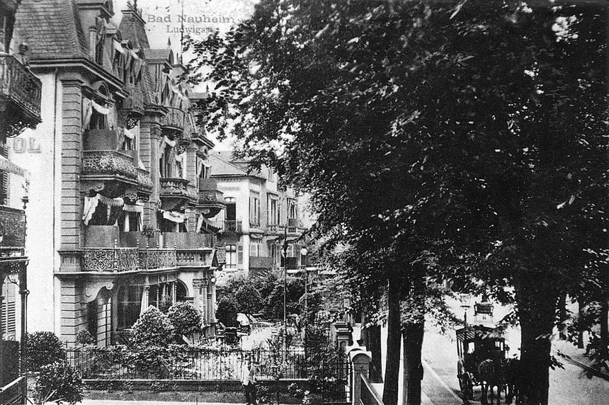 Von links: Villa Langsdorf, Hotel Bristol, Hotel - Café - Conditorei König um 1900, Postkarte: Online-Museum