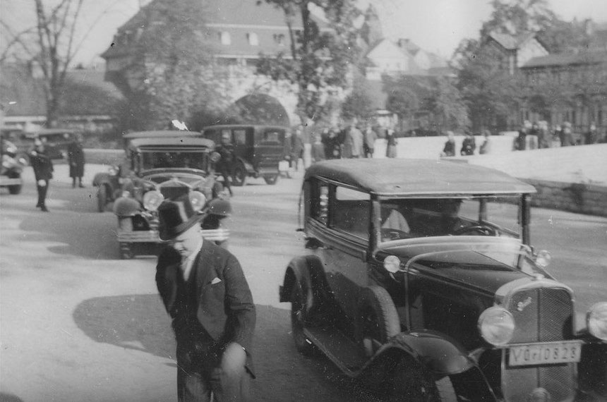 Gäste eilen zur Einweihungsfeier des W.G. Kerckhoff-Instituts 1931, Foto: Digitale Leihgabe Dr. Gerhard Martin