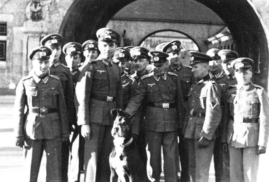 Etwa 1933: In Uniform an beliebten Bad Nauheimer Plätzen, hier vor dem Sprudelhof, Foto: Online-Museum Bad Nauheim