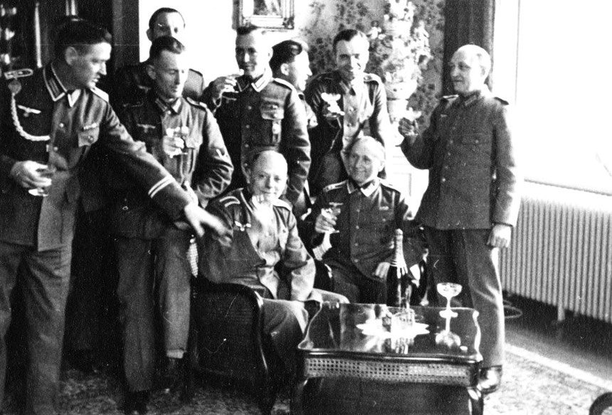 Etwa 1933: In Uniform an beliebten Bad Nauheimer Plätzen, hier im Hotel Grunewald, Foto: Online-Museum Bad Nauheim