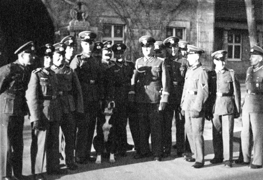 Etwa 1933: In Uniform an beliebten Bad Nauheimer Plätzen, hier vor dem Sprudelhof, Foto: Online-Museum Bad Nauheim