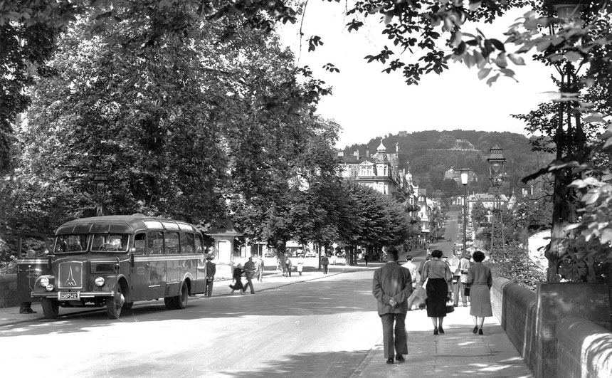 Von den herrlichen Kandelabern auf der Brücke existiert nur noch der Unterbau. Dies ist nur ein Beispiel für die Verluste, die die vom Krieg kaum berührte Stadt in den Zeiten des Modernisierungswahns der 1950-70er Jahre hinnehmen musste. Text: M.Schlenger