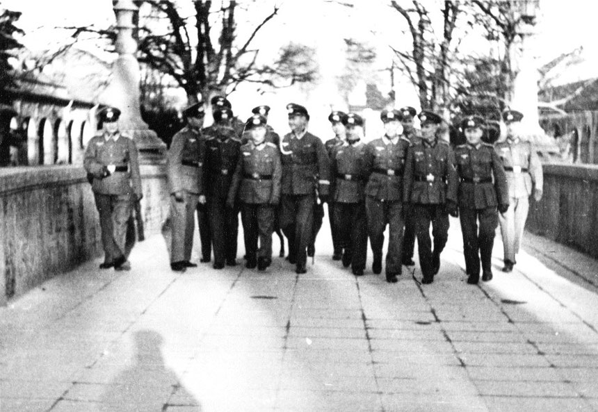 Etwa 1933: In Uniform an beliebten Bad Nauheimer Plätzen, hier beim Sprudelhof auf der Bücke in den Kurpark, Foto: Online-Museum Bad Nauheim