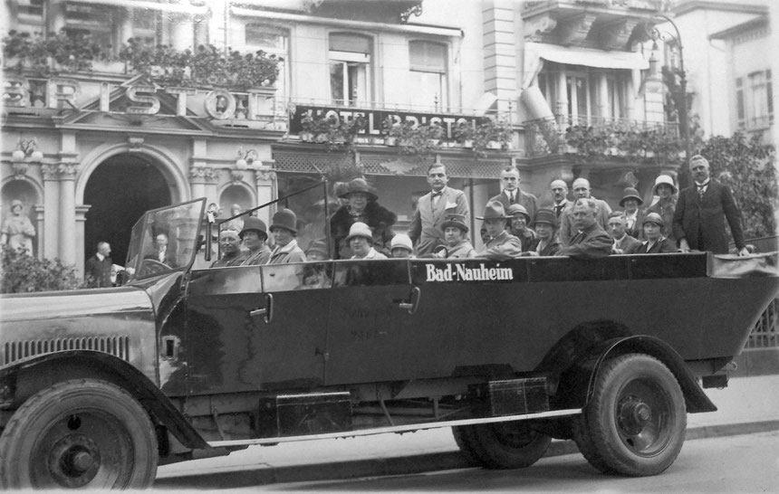 Ausflügler in den 1920gern in der Ludwigstrasse vor dem Hotel Bristol - Online-Museum, Digitale Leihgabe, Sammlung Marie-Luise Matla, geb. John