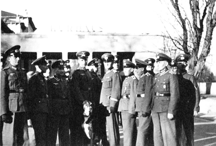 Etwa 1933: In Uniform an beliebten Bad Nauheimer Plätzen, hier vor dem Kurhaus, Foto: Online-Museum Bad Nauheim