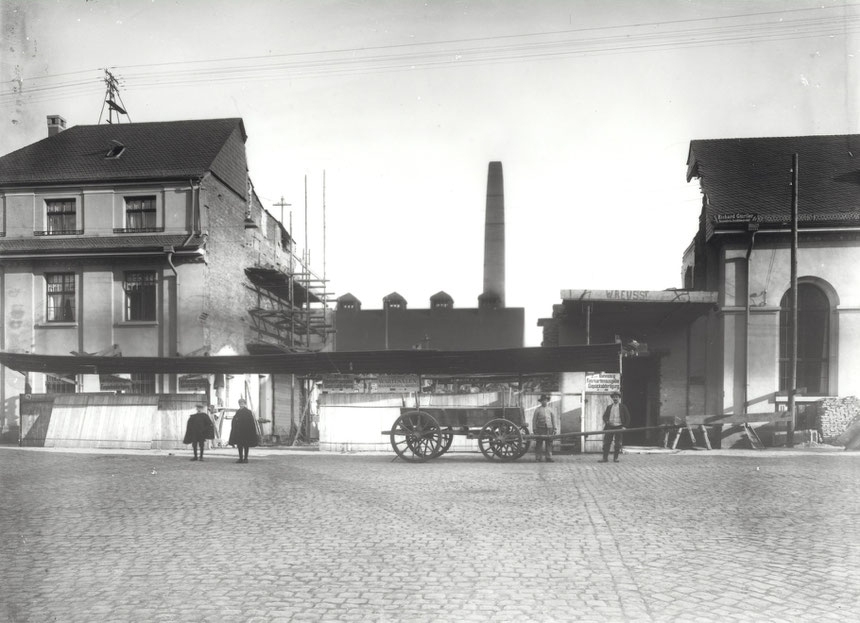 Bahnhofs-Umbau in Bad Nauheim um 1910; hinter dem Bahnhof ist die Maschinenzentrale zu sehen, das heutige Heizkraftwerk von EAM