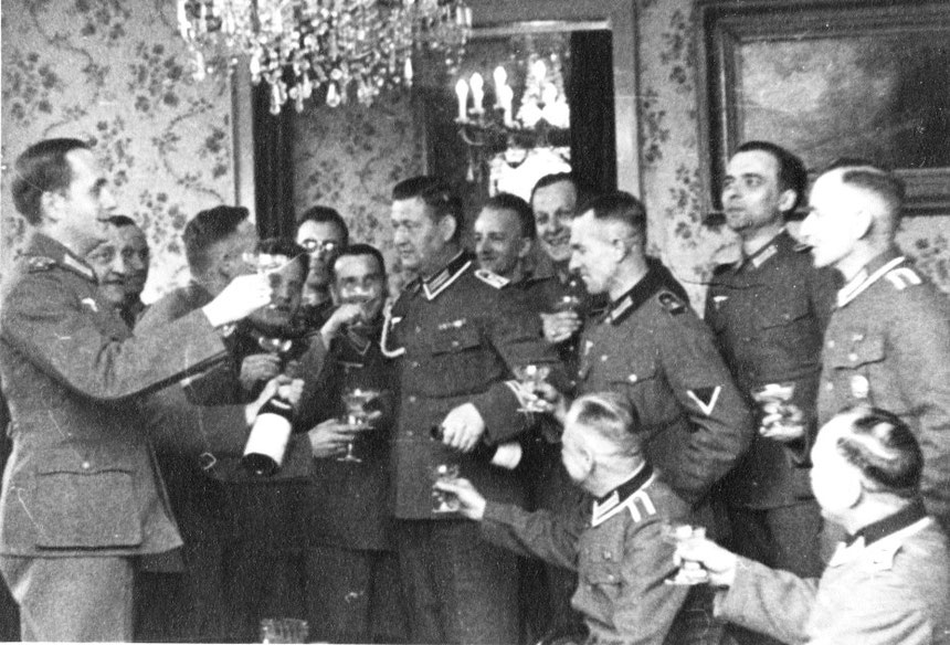 Etwa 1933: In Uniform an beliebten Bad Nauheimer Plätzen, hier im Hotel Grunewald, Foto: Online-Museum Bad Nauheim