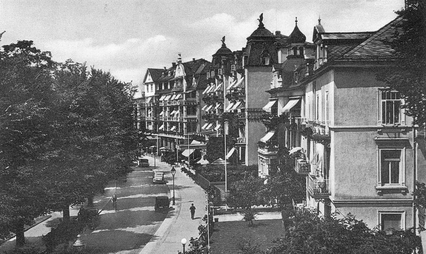 Ecke Bahnhofsallee-Ludwigstrasse Richtung Kurpark: Villa Kaiserhof, Kurhaus Carlton und Palasthotel Carlton in den 20ern - Postkarte: Online-Museum