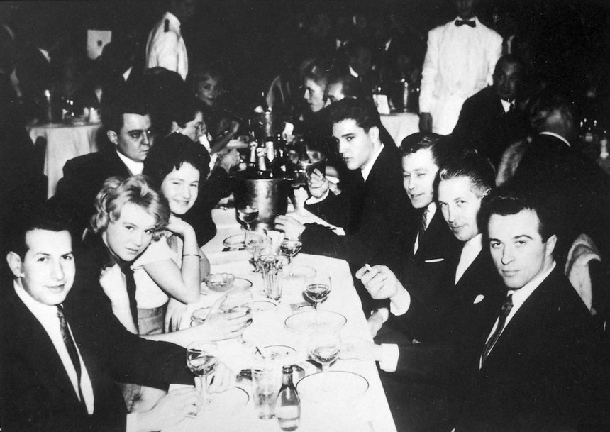 Elvis im Lido in Paris mit seinen Lieben, Foto: Sammlung Heli von Westrem (Heli Priemel), zweiter neben Elvis: Karatelehrer Jürgen Seydel