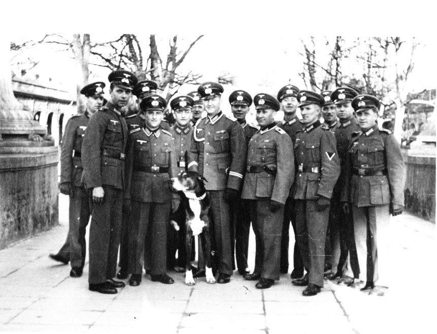 Etwa 1933: In Uniform an beliebten Bad Nauheimer Plätzen, hier beim Sprudelhof auf der Brücke in den Kurpark, Foto: Online-Museum Bad Nauheim