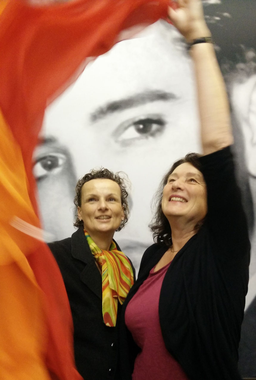 Lebensfreude erhalten, auch wenn es manchmal schwerfällt...: Beatrix van Ooyen und Dr. Christine Kunert (re), Foto:  van Ooyen