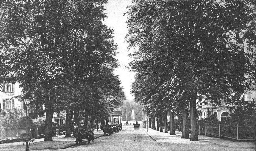 Bahnhofsallee mit Blickrichtung Sprudelhof und Ludwigstrasse, Postkarte: Online-Museum