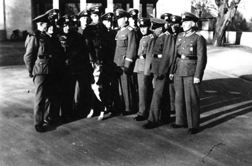 Etwa 1933: In Uniform an beliebten Bad Nauheimer Plätzen, hier vor dem Kurhaus, Foto: Online-Museum Bad Nauheim