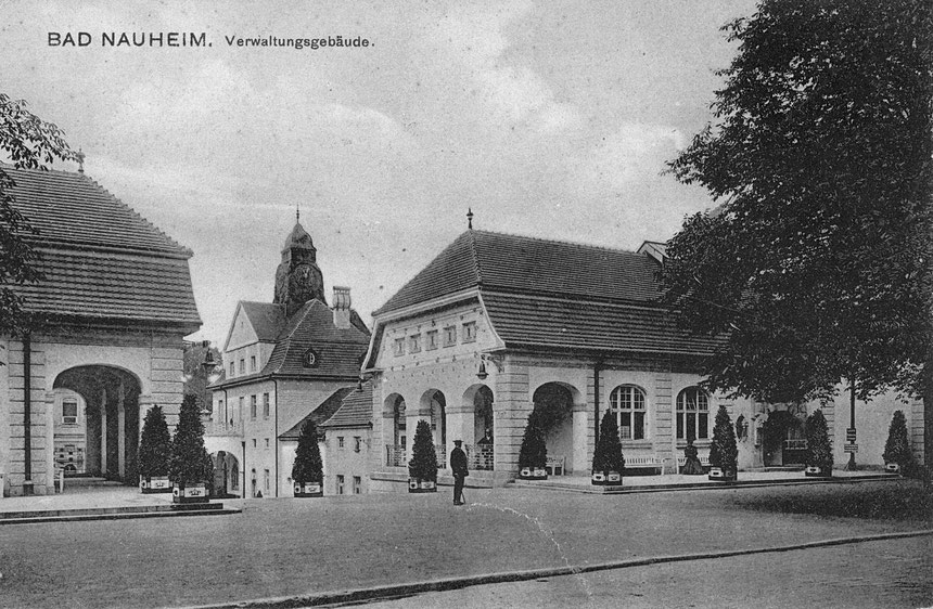 Die Verwaltungsgebäude des Sprudelhofes an der Ludwigstrasse etwa 1908; die Pflanzgefäße sind dekoriert mit der stilisierten großherzoglichen Krone; Postkarte: Online-Museum Bad Nauheim