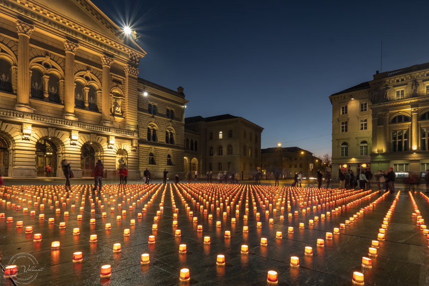 "Eine Million Sterne" Caritas-Aktion auf dem Bundesplatz in Bern, Bundeshaus Bern, Altstadt von Bern, Hauptstadt Bern