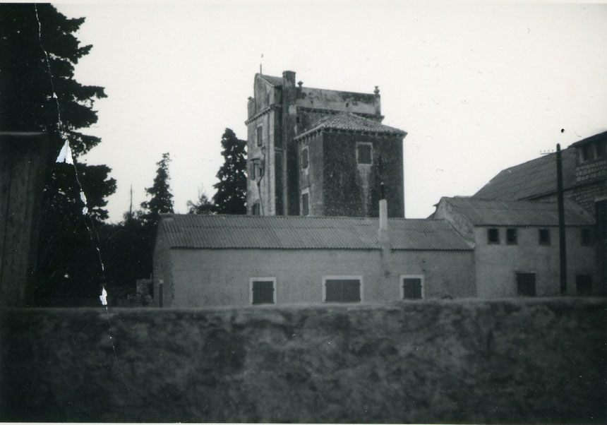 Ebenfalls eine Aufnahme aus den fünfziger Jahren zeigt das Gemeindehaus in Grohote auf der Insel Šolta. Das Haus war ein Kaštel der einflussreichen Familie Slavić aus Split. In dem Gebäude hinter der Mauer befindet sich heute die Post, sowie die Polizei.