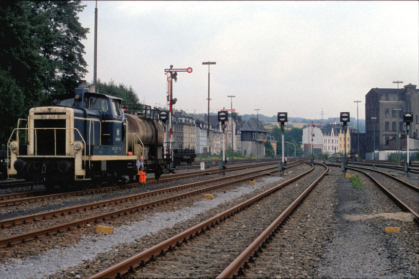 Nach den "umfangreichen" Arbeiten, im damals schon fast völlig brachliegenden Bahnhof Wuppertal Wichlinghausen, steht 360 409-7 mit Üg 67051 zur Abfahrt nach Wuppertal Oberbarmen bereit.