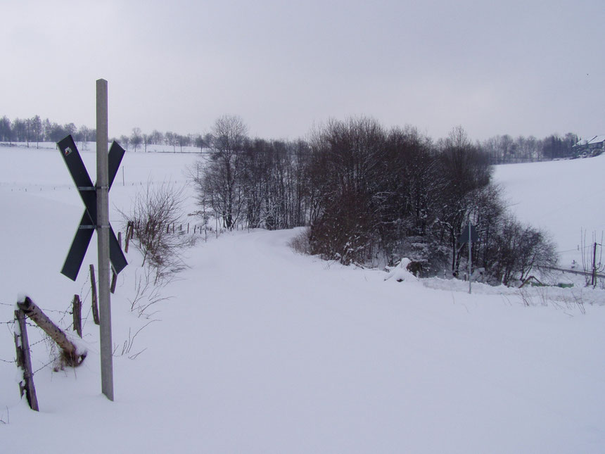 Winterliches Bergisches Land. Bahnhübergang bei Güntenbeke in Streckenkilometer 40,0, Blickrichtung Meinerzhagen