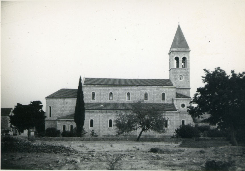 Eine Aufnahme aus den fünfziger Jahren zeigt die Pfarrkirche Sv. Stephan in Grohote auf der Insel Šolta.