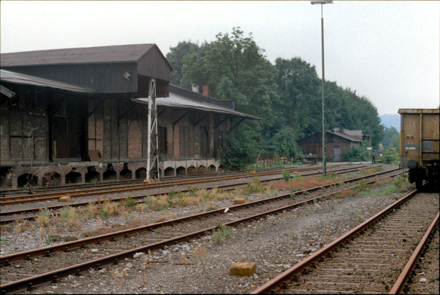 Ein Blick über die Vierziger-Gleise des Bahnhofes Wichlinghausen. Das Gleis 45 liegt an der Güterschuppenrampe. Das davor befindliche Gleis 44 ist das Abholgleis des Gla Luhns.