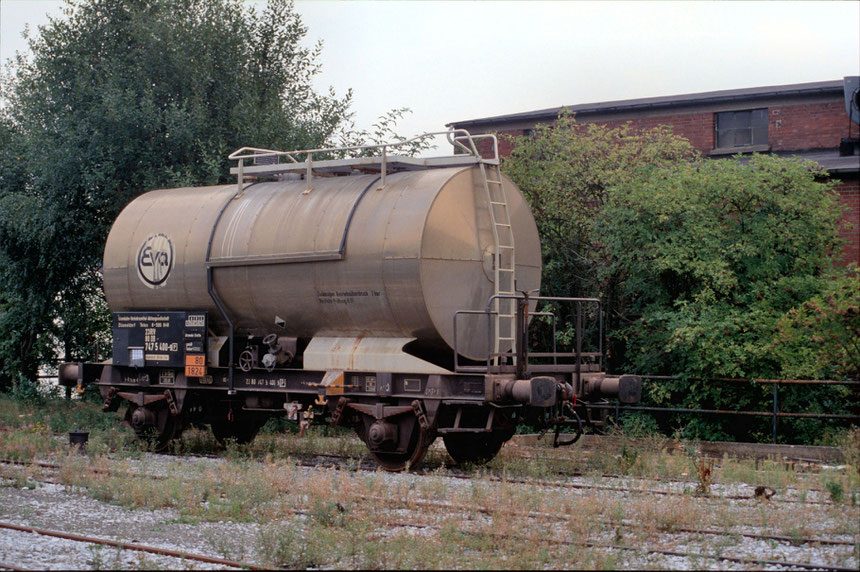 Der Privatgüterwagen 747 5 400 - 9 der Eva im Anschluß Luhns.