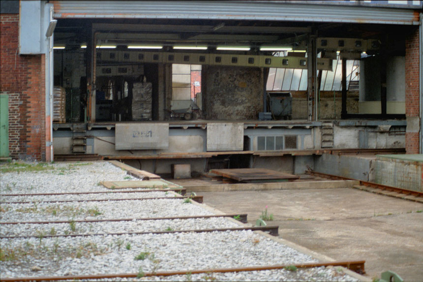 Das Herzstück der Anlage - Die Schiebebühnegrube mit dem passenden Blick auf die Eisenbahnanlage der Firma Luhns im Dachgeschoß.