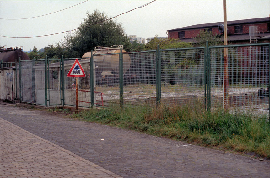 Blick durch den Zaun mit der Schiebebühne.