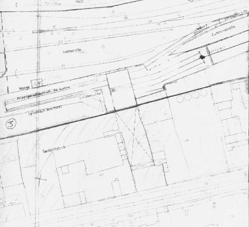 Hier ein von 1981 datierter Plan der die komplizierte Gleisanschlusssituation, mit der Schiebebühne und dem Waggonschrägaufzug zeigt. 