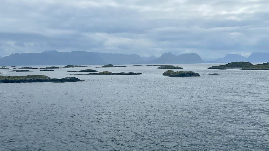 Schärenlandschaft an der Atlantikküste bei schlechtem Wetter