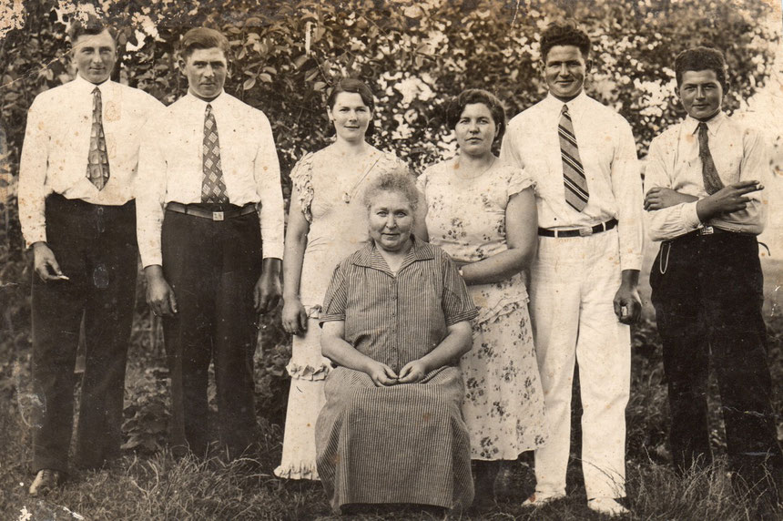 v.l.n.r.: Adolf, Paul, Elfriede, Elwine, Dorothea, Richard, Gerhard (ohne Gewähr)