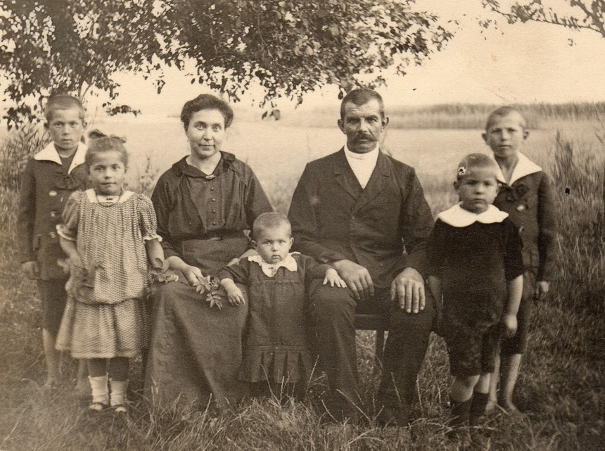 v.l.n.r: Paul, Dorothea, Elwine, Elfriede, Wilhelm, Gerhard, Adolf (ohne Gewähr)
