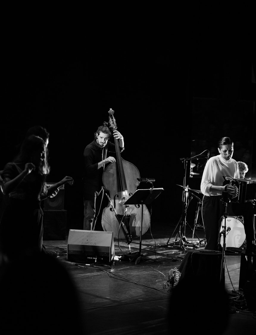 Louise Jallu live à La Scala de Paris avec la sortie de l'album jeu 2024 photographié par Vivien Liskovsky