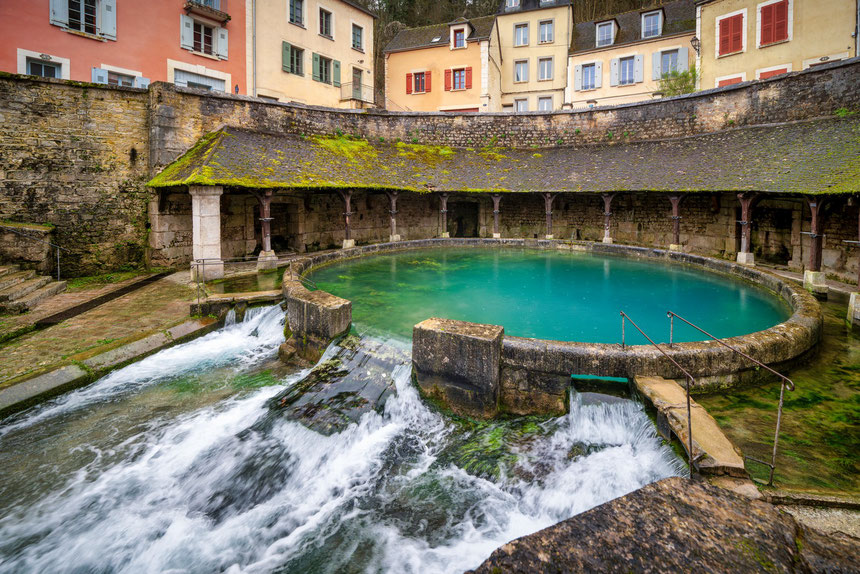 La fosse Dionne, entre mystère et légendes pour cette sources aux tons oscillant du bleu turquoise au vert emeraude 