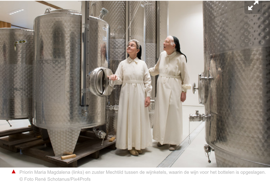Priorin Maria Magdalena (links) en zuster Mechteld tussen de wijnketels
