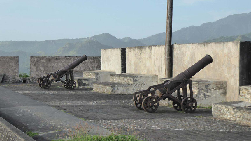 alte Kanonen auf Fort Charlotte