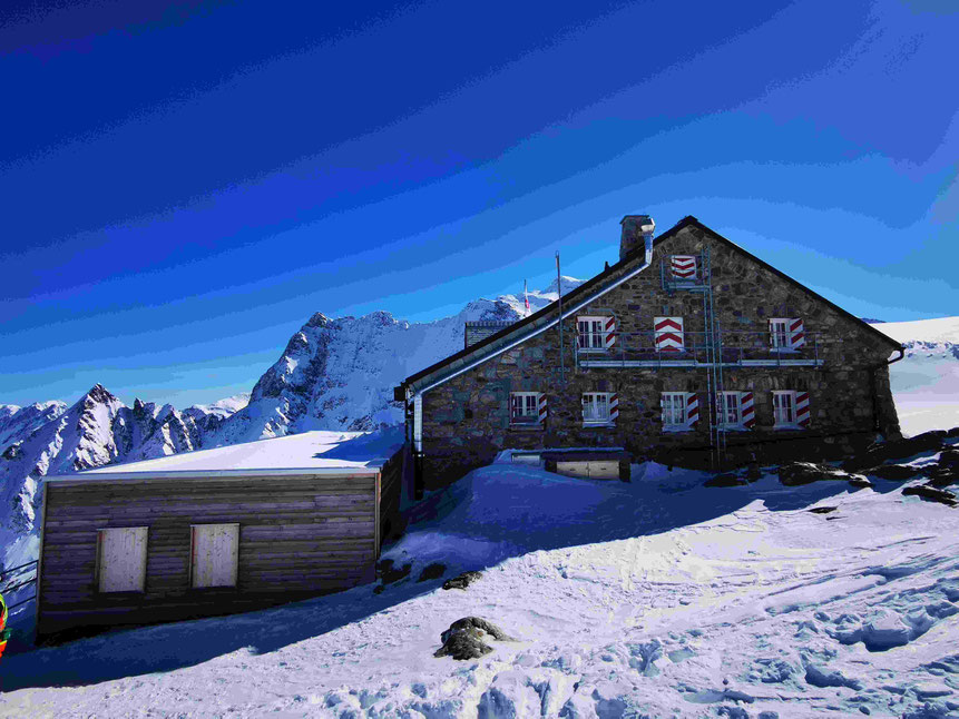 Tierberglihütte, Ansicht von hinten. Der Vordereingang ist noch tiiiiief verschneit. 