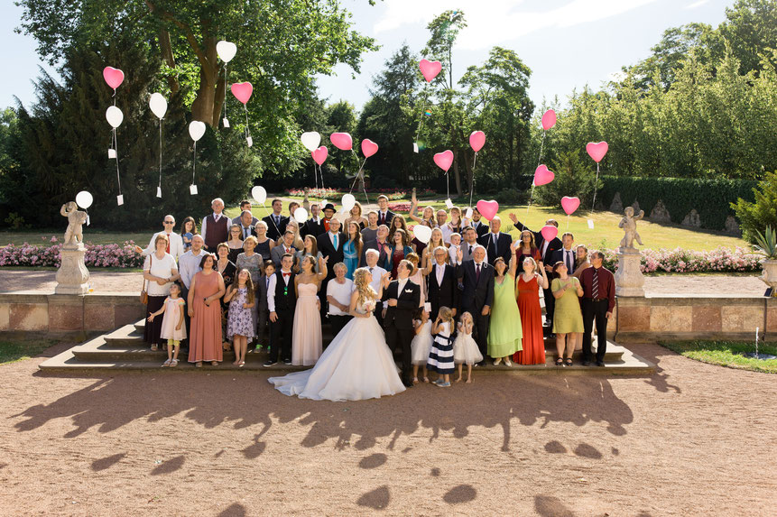 gruppenbild hochzeit, luftballons hochzeit, schloss lichtenwalde