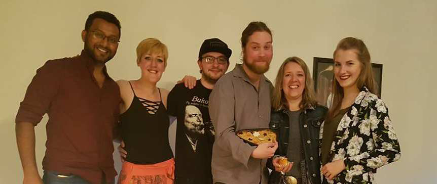 Gruppenbild mit Siegerkuchen mit allen Akteuren von "Goh li(e)s again": Jose Varghese, Maike Steuer, Karl-Friedrich Gräfe, Jan Lindner, Heike Wolff-Georgi und Tabea Brandner